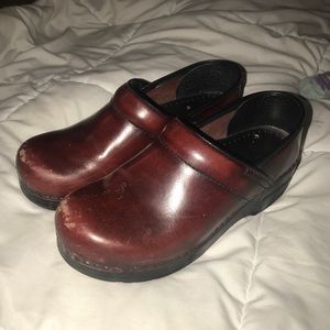Z   ❤️burgundy red Danskos❤️